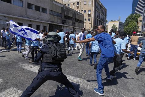 In Tel Aviv S Tense South Business Owners Guard Stores Damaged In Eritrean Riots The Times Of