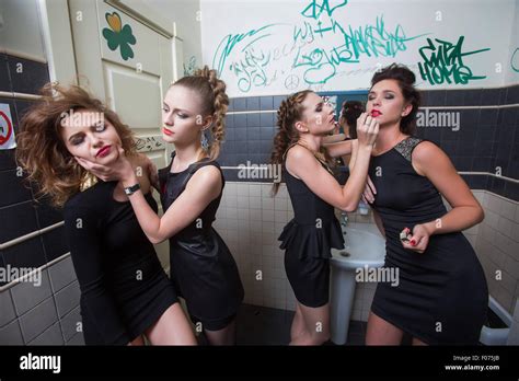 Fille Ivre Dans Les Toilettes Des Bars Les Femmes En Robes Du Soir