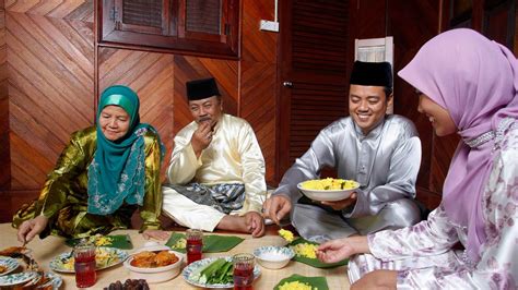 Their economic contribution should not. Celebrating Ramadan in Malaysia and Indonesia: A day in ...