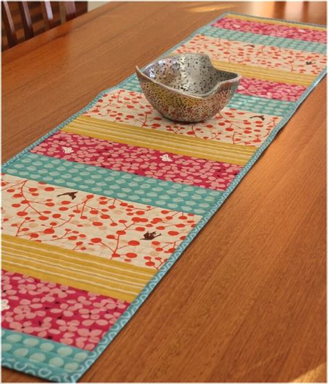 This burlap table runner would be great for fall and could possibly transition into the holiday season. 10 Ideas to Make a DIY Table Runner