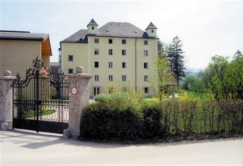 Fideikommiss välkomnar er alla som upptäckt denna nya spännande musikgenre som vi kallar konservativprogg och hoppas att ni kommer följa oss in i den spännande framtid som väntar! Schloss Kalsperg - Oberalm | Euregio Salzburg