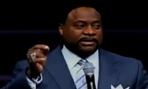 Sex Abuse Scandal Pastor Eddie Long Leaves Megachurch After Wife Files