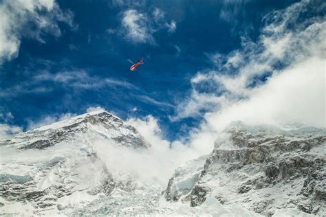dramatic video shows deadly everest avalanche chicago tribune