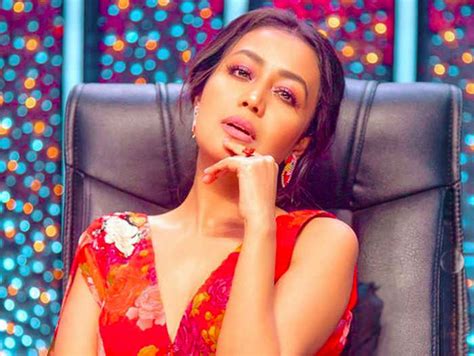 Neha Kakkar Breaks Down In Video Of Her Latest Song नए वीडियो में फिर