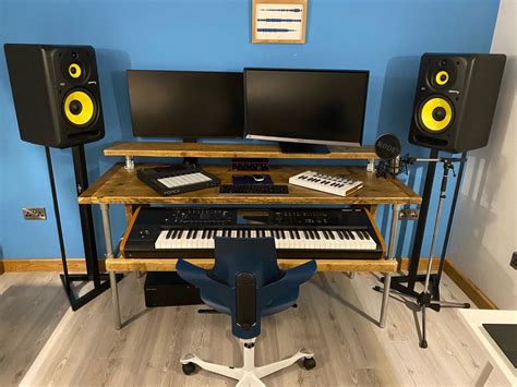 Industrial Style Music Studio Desk With Extending Keyboard