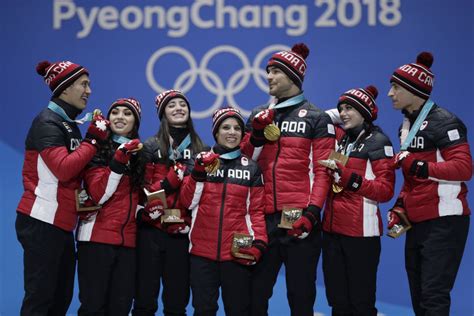 Team Canada Figure Skating PyeongChang 2018 team medal ceremony | Team canada, Olympic team 
