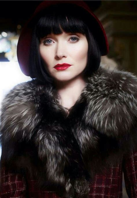 Egyszerre válik üldözővé és üldözötté úgy, hogy a saját legalapvetőbb paraméterével nincs. Épinglé sur I love it (Miss Fisher)