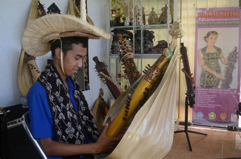 Sasando digunakan secara luas oleh masyarakat ntt tepatnya penduduk di pulau rote. Alat Musik Sasando : Kekayaan Indonesia yang Harus Dijaga Kelestariannya - Widyasmara.com