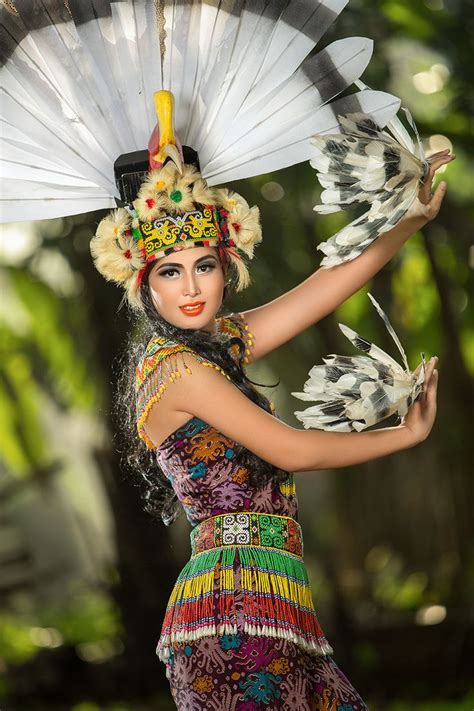 Dayak Traditional Dance From East Borneo Gambar Tarian Gadis Cantik