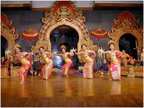 Atau mungkin kamu pernah ikut latihan menari di sanggar atau di sekolah? Sejarah / asal usul Tari Pendet ( BALI) | JAGO COPY BLOGSPOT