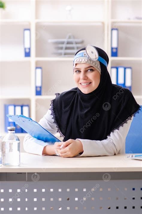 الدكتورة الشابة المحجبة تعمل في عيادة الدكتورة الشابة المحجبة العاملة