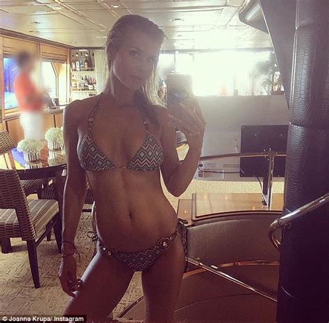 Joanna Krupa Strips Off For Instagram Selfie Daily Mail Online