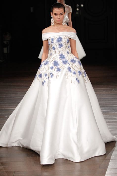 Oft sind günstige brautkleider auch etwas. Every Look From Naeem Khan's Bridal Runway Show: Here's ...