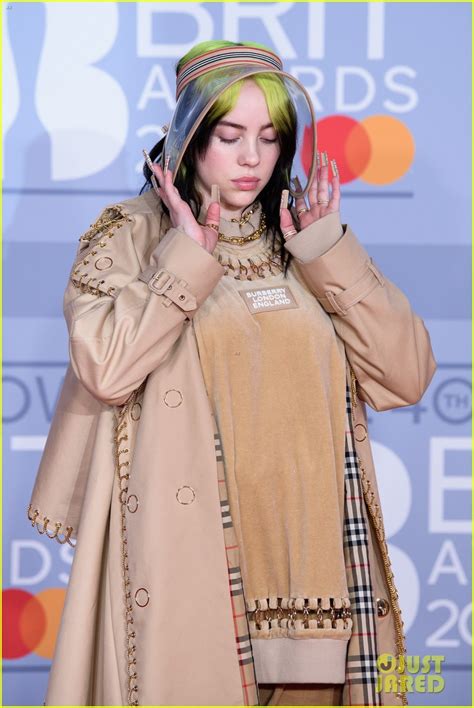 Photo Billie Eilish Matches Her Nails To Her Burberry Outfit At Brit
