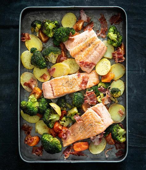 Zalm uit de oven recept een traybake met alles op één bakplaat