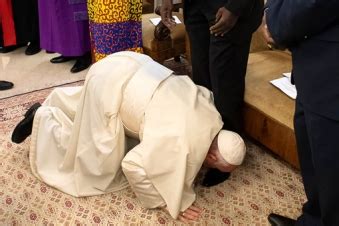 Pope Francis Kisses Feet Of Rival South Sudan Leaders Panarmenian Net