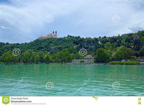 Het balatonmeer is één van de grote trekpleisters van hongarije met meerdere camping direct aan, of op loopafstand van, het meer. De Kust Van Het Balatonmeer, Hongarije Stock Afbeelding ...