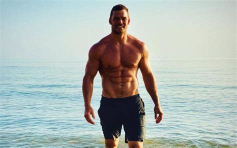 Alan Ritchson Bio Net Worth Wife Height Movies And Tv Shows Christopher Mcquarrie Alan