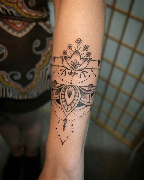 Tattoo symbole bedeutung tattoos handgelenk tattoo vorlagen tattoo ideen zeichnen chakren mandala tätowierung tattoo zeichnungen mini tattoos. Pin auf Frauen arm tattoo