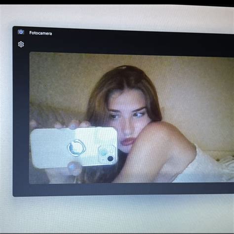 lucrezia alice momo lcrzmomo foto e video di instagram camera selfie laptop camera selfie