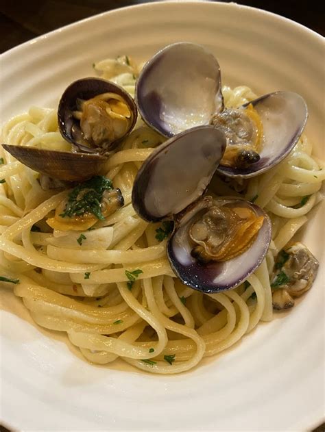 Linguine Alle Vongole Pasta With Fresh Clams Simply Sautéed