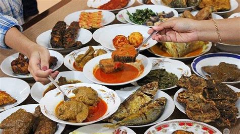 Makanan pedas makanan pedas jadi salah satu makanan kesukaan orang indonesia. 10 Menu Makan Siang Favorit Orang Indonesia, Ada Mi Ayam ...