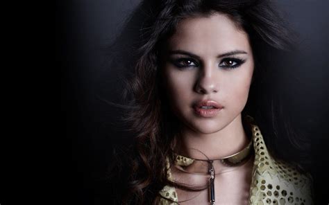 Selena Gomez Wallpapers • Trumpwallpapers