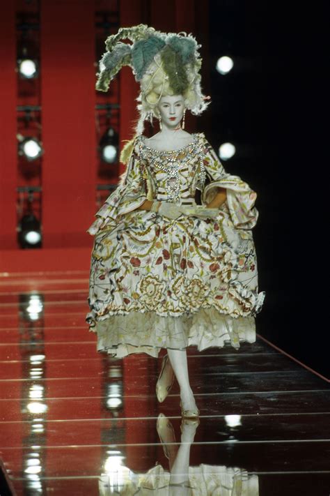 christian dior fall 2000 couture fashion show collection see the complete christian dior fall