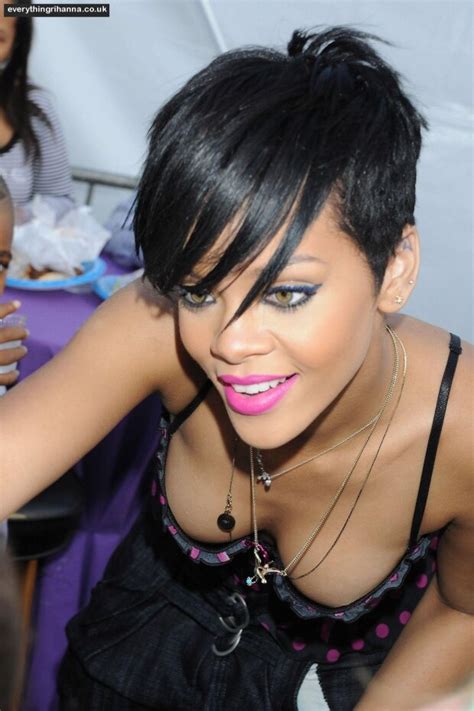 Rihanna Near Nip Slip Nik Awards Rihanna Cleavage Sikfuk