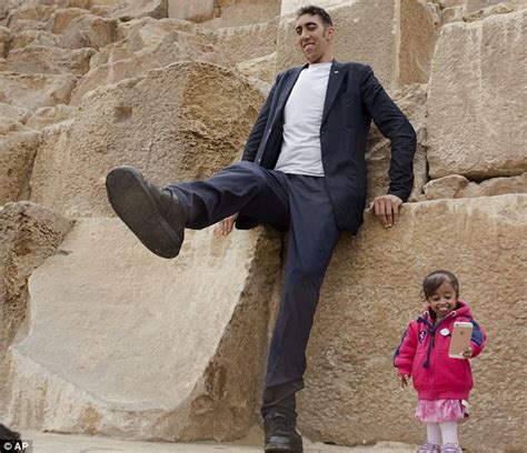 The Worlds Tallest Man Meets The Worlds Shortest Woman Daily Mail Online