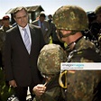 Verteidigungsminister Franz Josef Jung (Deutschland CDU) besucht auf ...