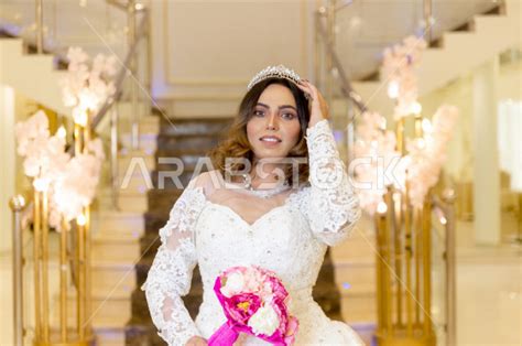 أجمل اطلالة لعروسة سعودية عربية خليجية في يوم زفافها ، ترتدي بدلة الزفاف البيضاء ، ليلة العمر