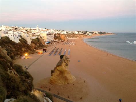 Die frühere atmosphäre ist in der erhaltenen altstadt mit ihren schmalen gassen und weißen häusern noch erkennbar. Albufeira, la ville de la fiesta en Algarve - Portugal ...