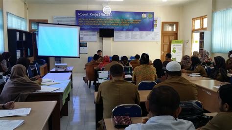 Departemen pendidikan nasional republik indonesia. Kepala Dinas Pendidikan Aceh membuka Rapat kerja SMAN 10 ...