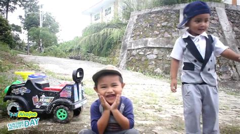 Permainan Anak Laki Laki Balap Mobil Mobilan Polisi Bermain Bersama
