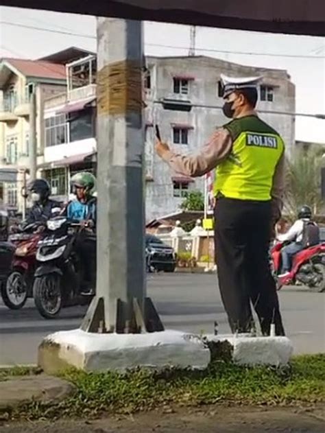 Potret Polisi Lagi Hunting Foto Pelanggar Lalu Lintas Pakai Kamera Hp