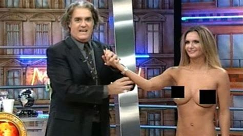 La rosarina Amalia Granata se desnudó en pleno programa de televisión