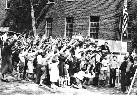 Schoolchildren Salute The Flag In The Us In 1915 And Heres What The