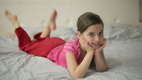Teenagermädchen Das Smartphone Auf Weißem Bett Im Schlafzimmer Sucht Nackte Füße Junges Mädchen