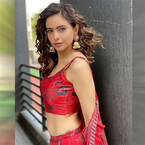 Kasautii Zindagii Kay 2’s Aamna Shariff Charms In A Beautiful Outfit — View Pics