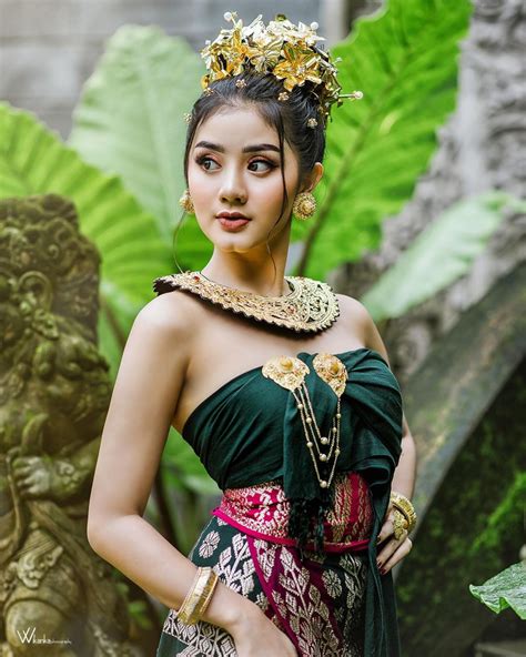 Potret 7 Pedangdut Pakai Busana Adat Bali Ghea Youbi Bak Jegeg B