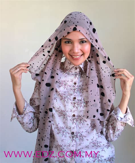 Video tutorial cara simple pakai shawl dan tudung. Sueliq Shop: Tutorial - Cara pakai shawl selendang