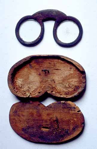 16th 17th century leather nose glasses with wood case medieval history eyeglasses