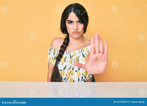 Brunette Tiener Meisje Met Handmatige Kleren Aan De Tafel En Stop Met