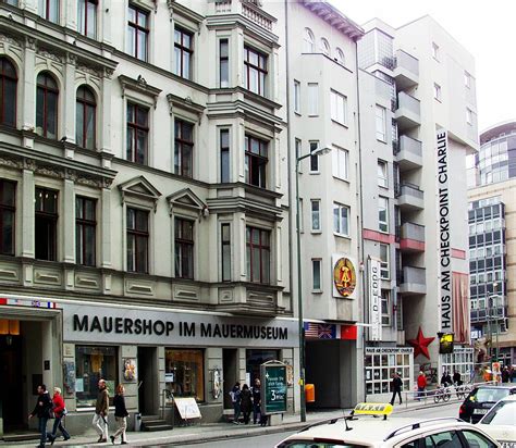 Der checkpoint charlie, bekanntester grenzübergang zwischen west und ost, steht für bedeutende ereignisse der weltgeschichte, agentenkrimis, tragische fluchten und glückliche momente. Museum Haus am Checkpoint Charlie - Wikipedia