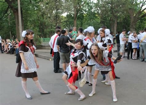 ロシアの美人女子高生は卒業式にこれだけハシャギます 笑うメディア クレイジー