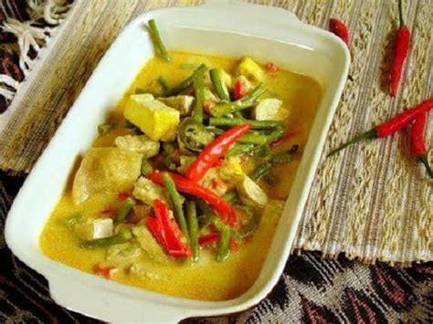 Persiapan bahan rebus telur puyuh hingga matang atau selama 10 menit, lalu kupas bersih dan sisihkan dahulu. Cara Membuat Sayur Tahu Telur - clarissalovesdafinah