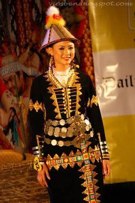 Pesta menuai juga dikenali sebagai pesta kaamatan disambut oleh kadazan sebagai meraikan tuaian. Baju Tradisional Kadazan Dusun - BAJUKU