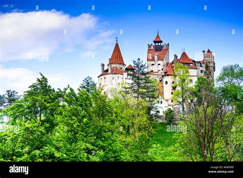 El Castillo De Bran Rumania Impresionante Imagen De Primavera Del