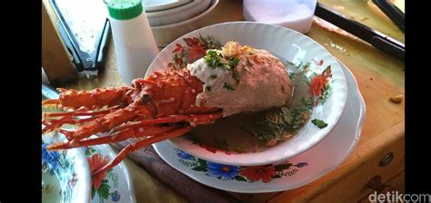 Tambahkan merica bubuk, tepung kanji, gula pasir, minyak wijen, daun bawang, air es, dan putih telur. Setelah Bakso Lobster Viral, Kini Ada Lobster Goreng Tepung!